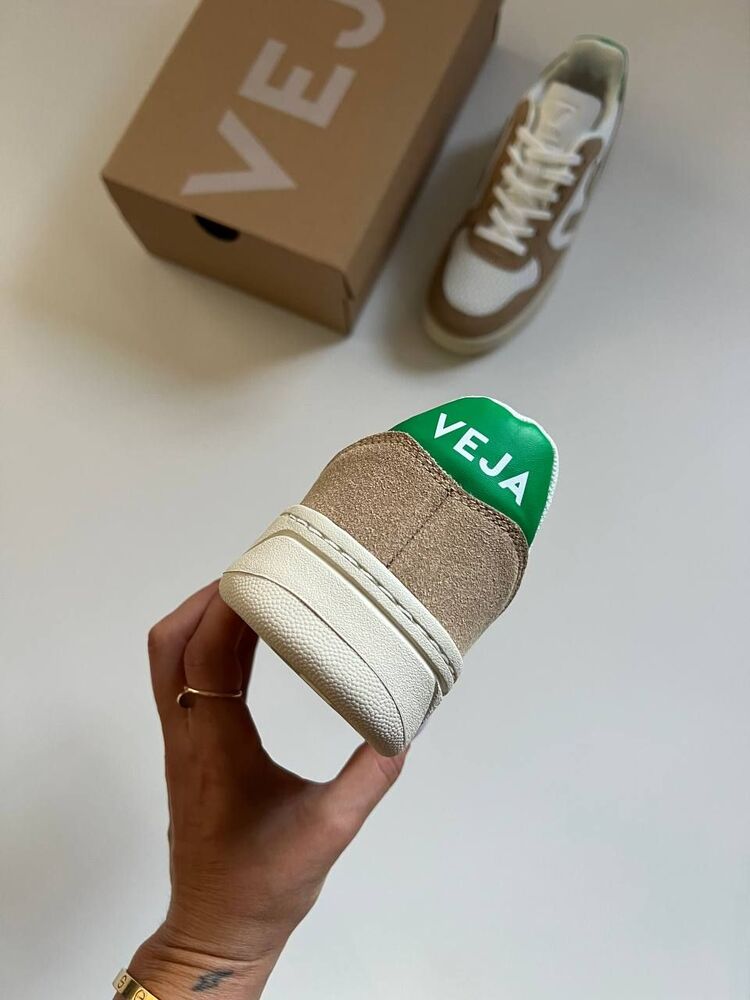 Veja Extra White Sahara Emeraude