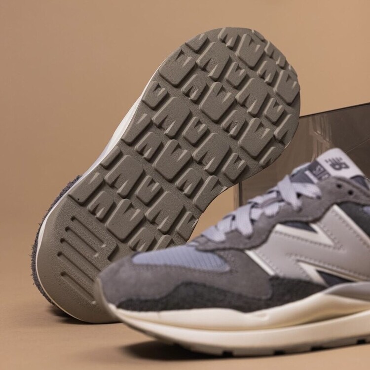 New Balance 5740 Grey