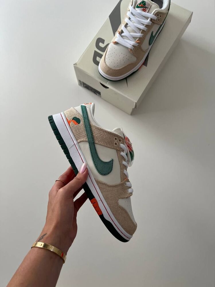 Nike
x Jarritos SB Dunk Low
