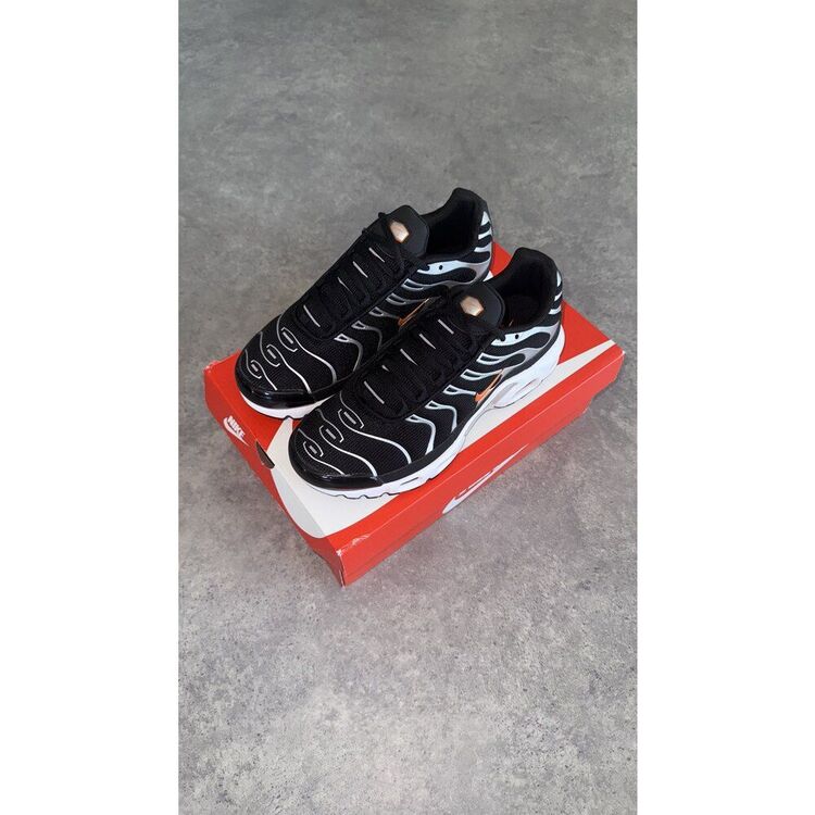 Air Max Plus Black Dark Grey Hyper Crimson