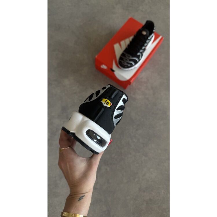 Air Max Plus Black Dark Grey Hyper Crimson