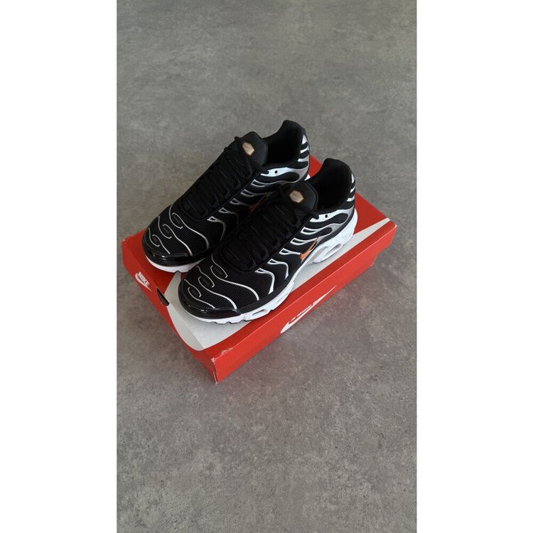 Air Max Plus Black Dark Grey Hyper Crimson