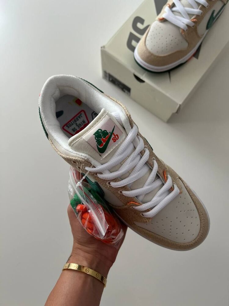 Nike
x Jarritos SB Dunk Low
