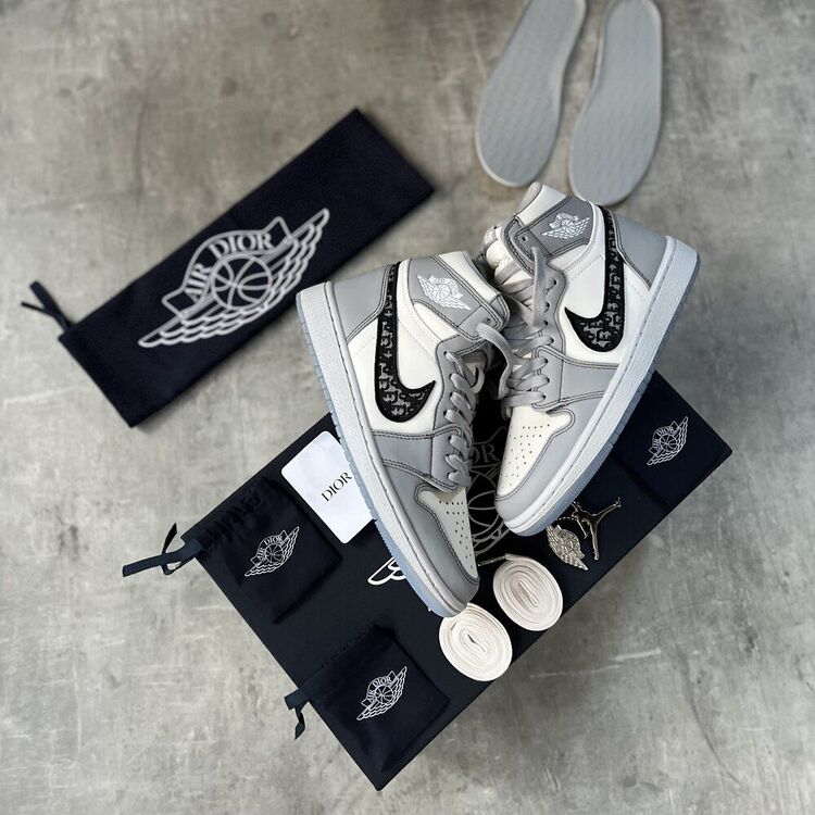 Air Jordan 1 x Dior (Full Box)
