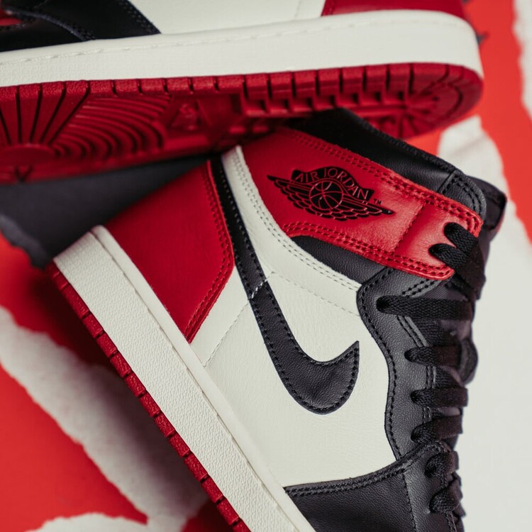 Nike Air Jordan 1 Retro High Bred Toe
