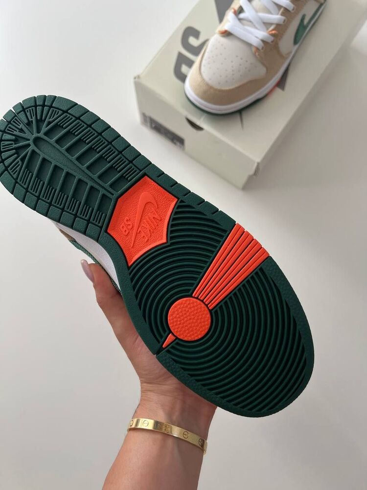 Nike
x Jarritos SB Dunk Low
