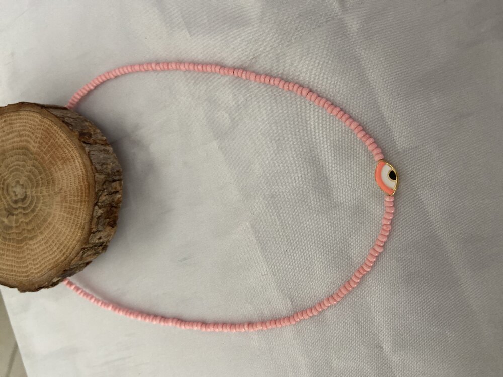 Pembe göz detaylı boncuk kolye