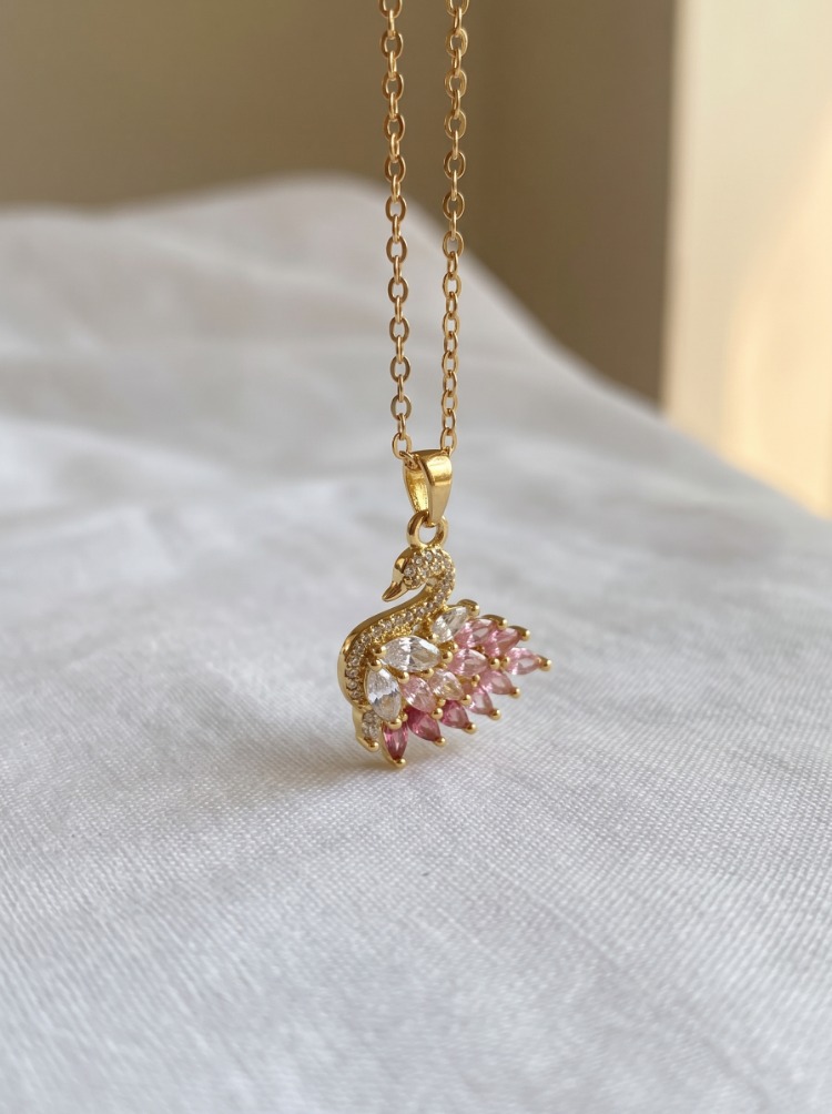 Pembe Sırtlı Taşlı Kuğu Kolye
