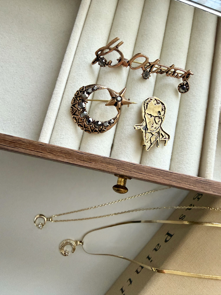 Atatürk imzalı Broş zirkon taşlı Bronz Vintage Tasarım.