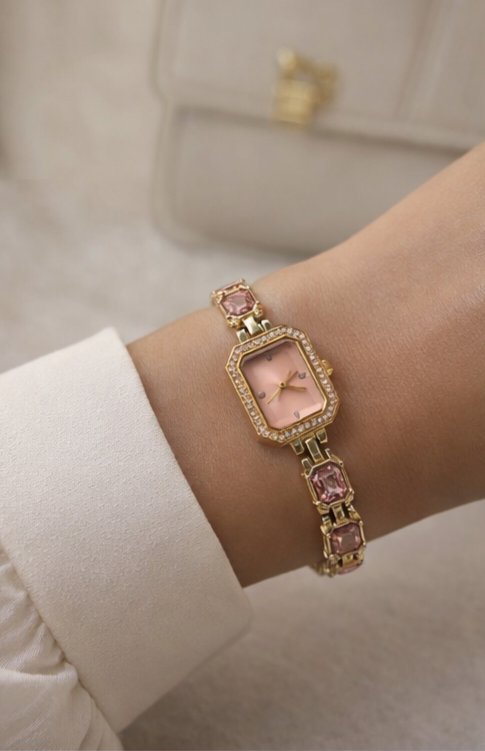 Taşlı Kadın Gold Saat Açık Pembe Kadran – Şık Tasarım – 3 ATM Su Geçirmez
