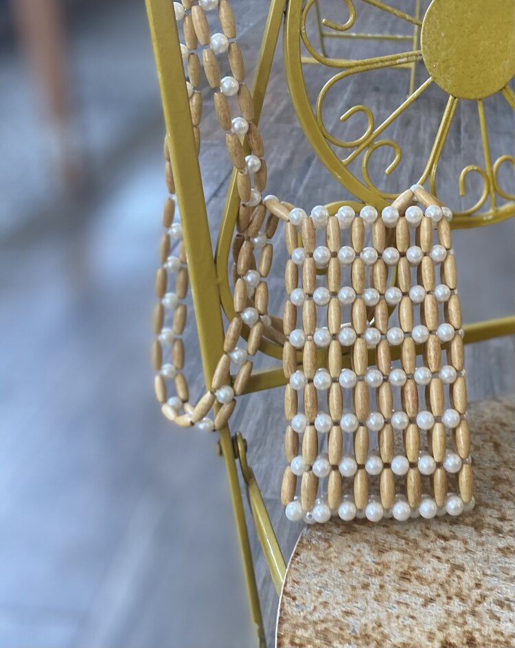 PearlCage, incili ve ahşap boncuklu telefon çantası