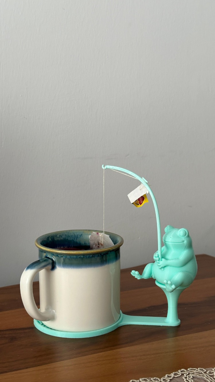 Dekoratif 3D Çay Demleme Aparatı: Oltalı Kurbağa Bardak Altlığı