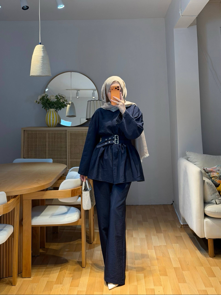 Kemer Detaylı Lacivert Takım