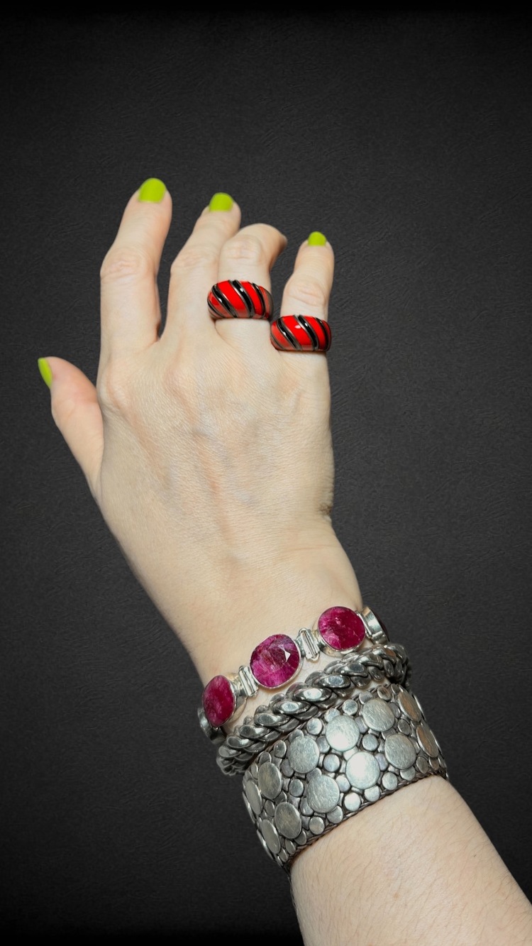LOVE BOMB / Middle Red