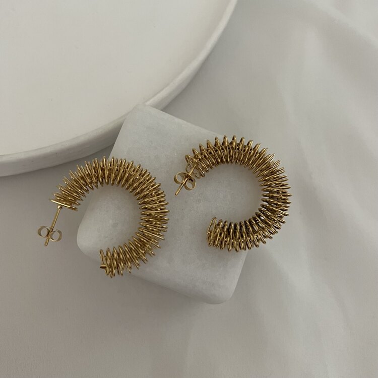 ÇELİK KARARMAZ SARMAL KÜPE GOLD