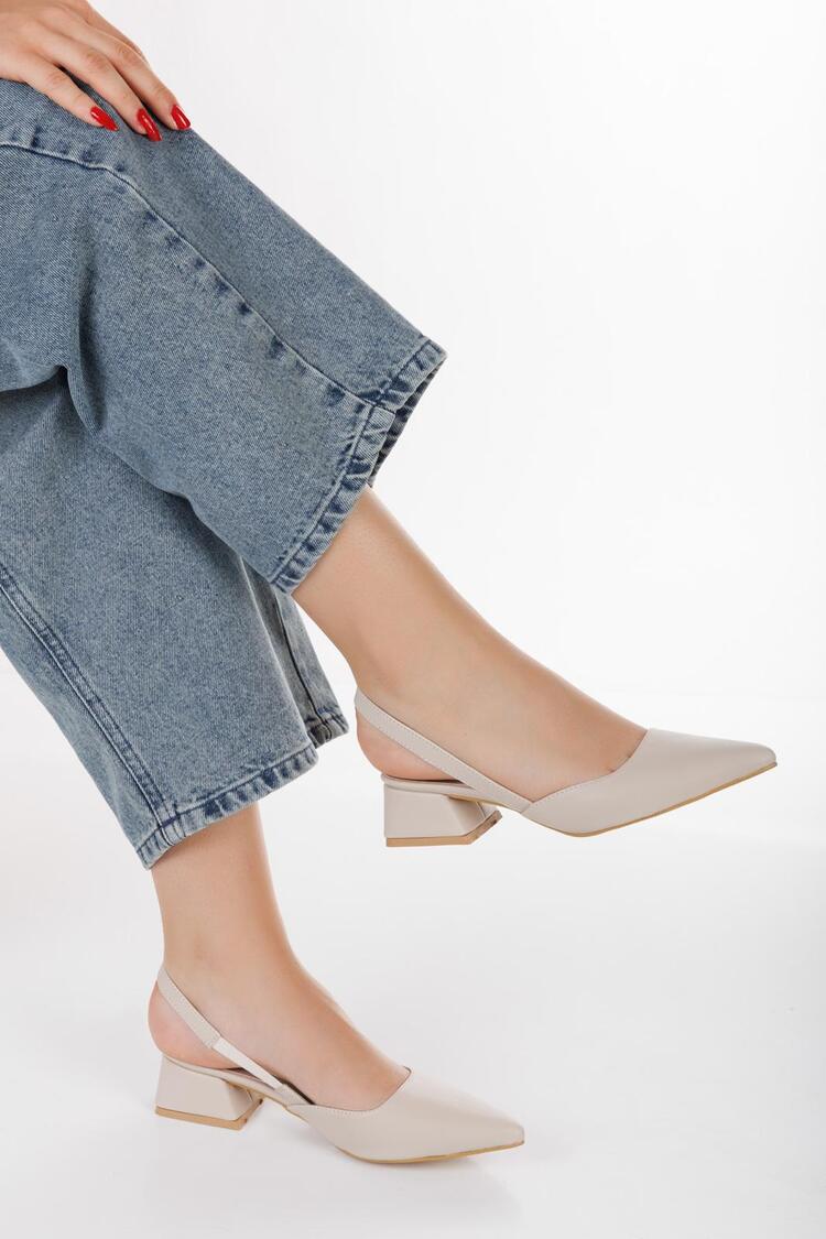Bej Lastikli Arkası Açık Stiletto
