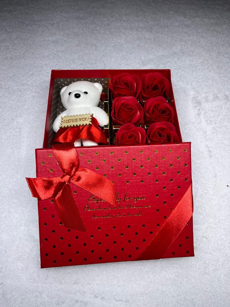 I Love You Temalı Peluş Ayıcık ve Kırmızı Gül Hediye Kutusu