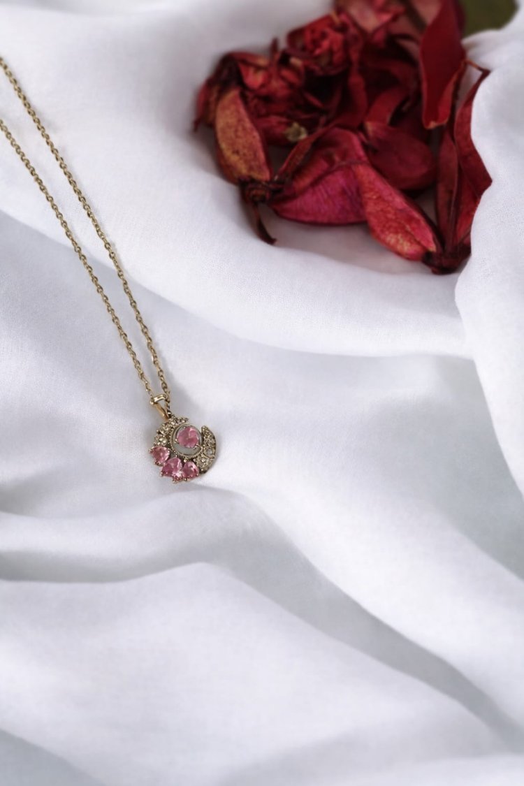 Pembe Taşlı Ay Motifli Paslanmaz Çelik Kolye