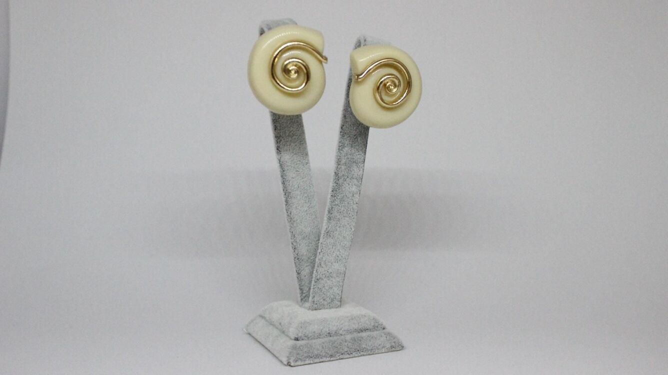 Gold Detaylı Bej Kabuk Küpe