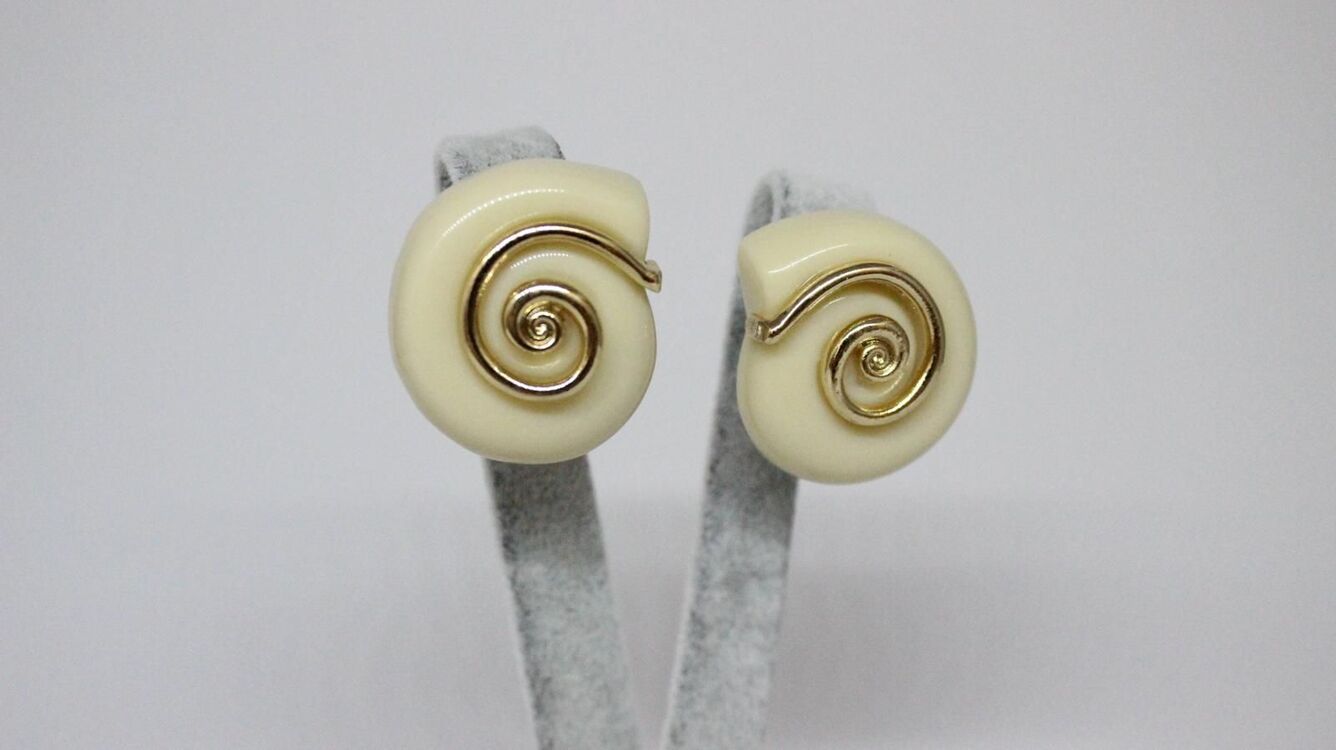 Gold Detaylı Bej Kabuk Küpe