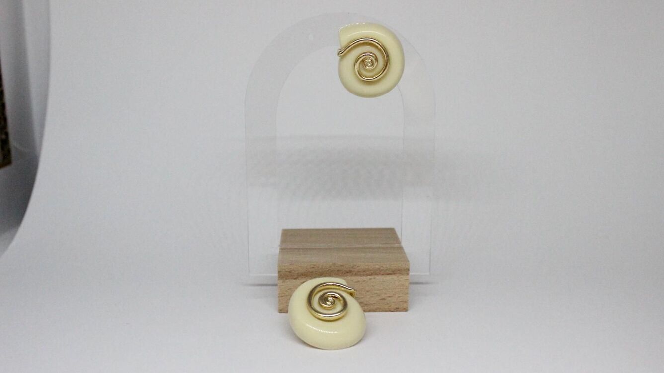 Gold Detaylı Bej Kabuk Küpe