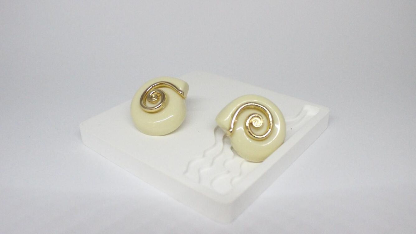 Gold Detaylı Bej Kabuk Küpe