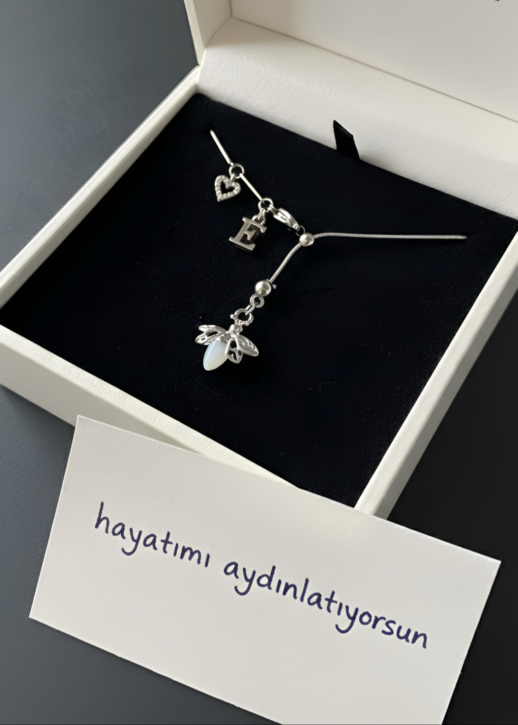 Karanlıkta parlayan ateş böceği kolye