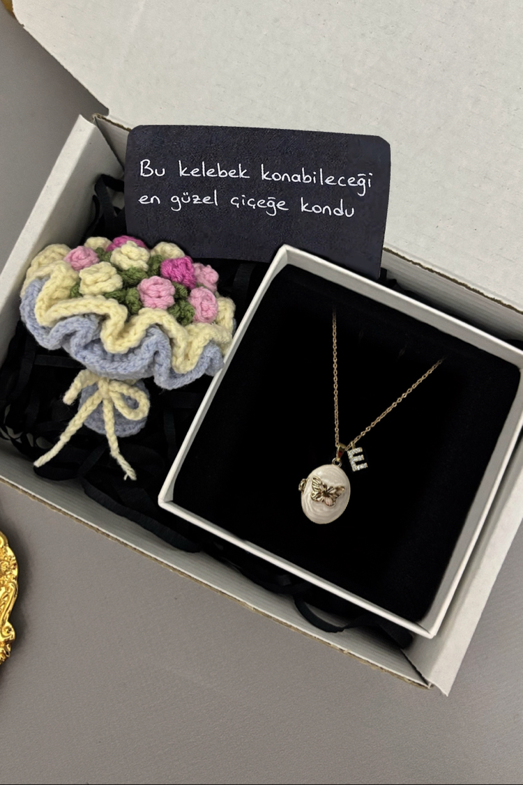 Kelebek kapaklı fotoğraflı anı kolyesi