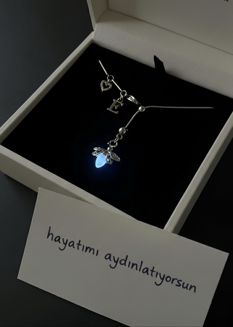 Karanlıkta parlayan ateş böceği kolye