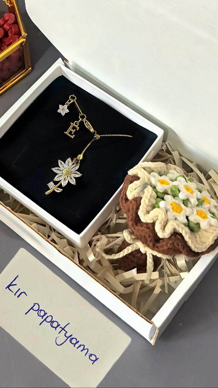 Harfli Kır papatyası kolye ve buket anahtarlık seti