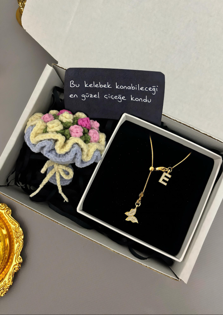 Kelebek asansör kolye ve gül buketi hediye seti