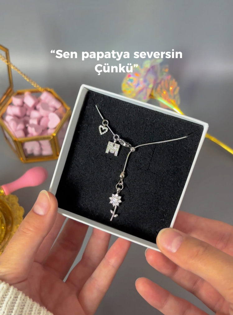 Harfli papatya asansör kolye