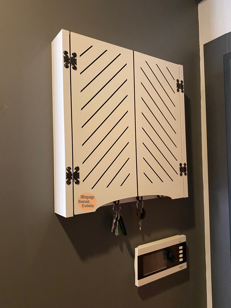ASKILI ELEKTRİK PANO DUVAR DÜZENLEYİCİ YAN ÇİZGİLİ MODEL BEYAZ