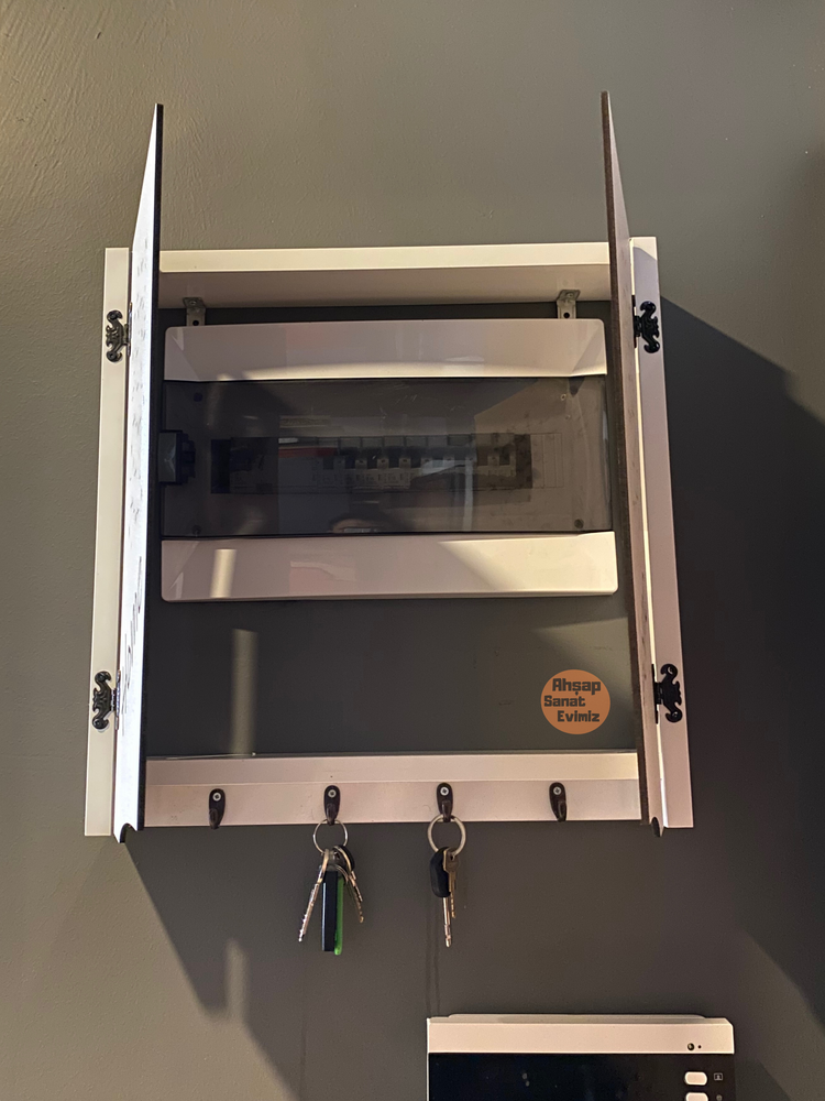 ASKILI ELEKTRİK PANO DUVAR DÜZENLEYİCİ YAN ÇİZGİLİ MODEL BEYAZ