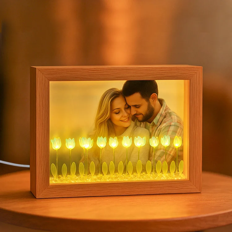 Fotoğraf Çerçevesi - Ahşap Işıklı ve Lalelerle Süslenmiş Çerçeve
