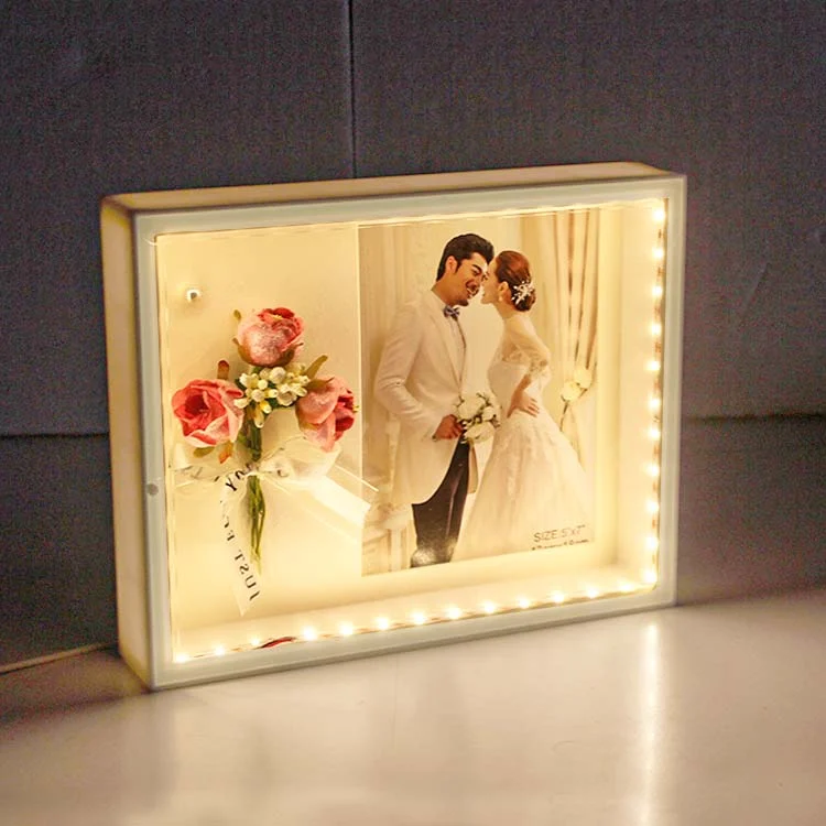 Fotoğraf Çerçevesi - Çiçek Buketi Detaylı Işıklı Çerçeve