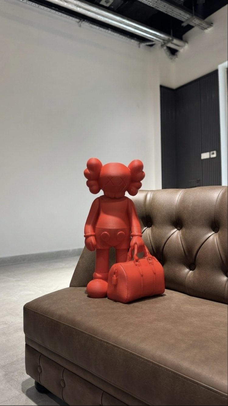 KAWS FİGÜR ÇANTALI KIRMIZI PREMİUM 45 CM