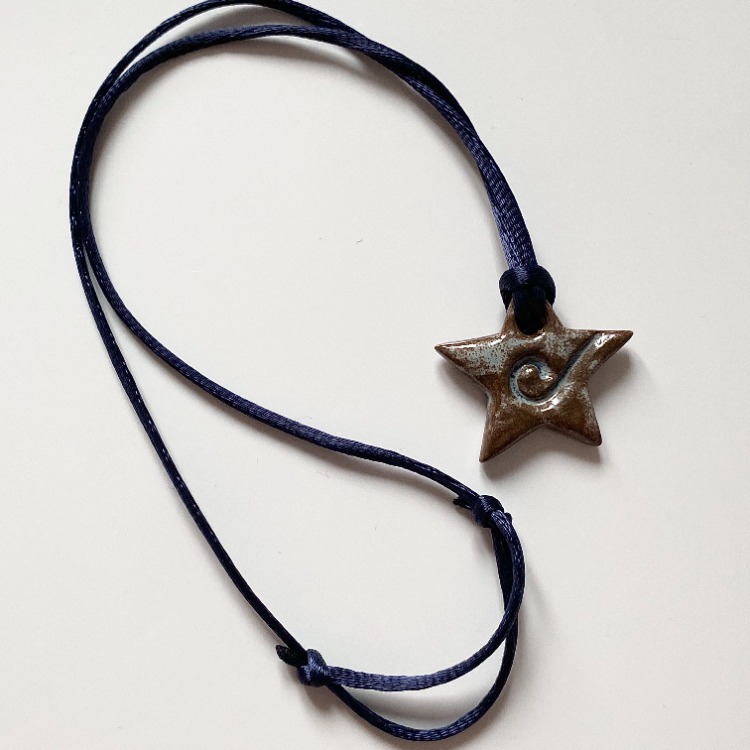 Seramik Kahverengi Spiral Yıldız Kolye