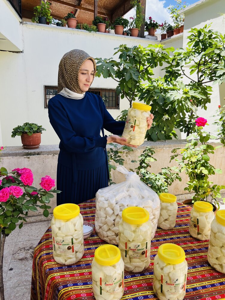 Antep peyniri 1 kg inek sütü ile hazırlanmıştır