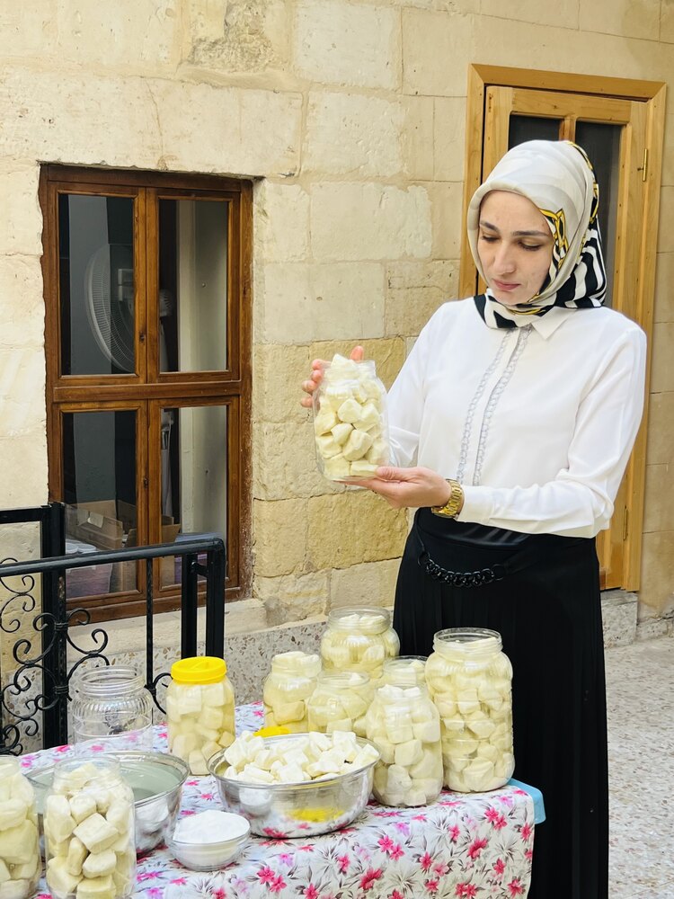 Antep peyniri 1 kg inek sütü ile hazırlanmıştır