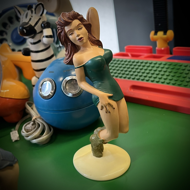 Ganz Pin-Up Bottle Holder