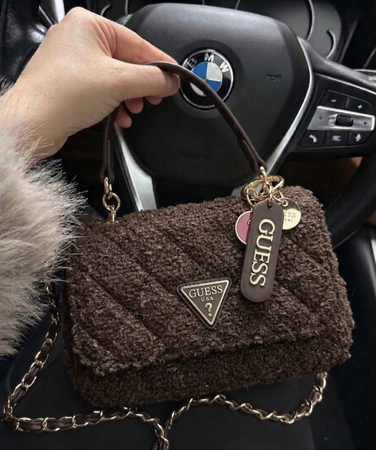 Guess brown charm çanta