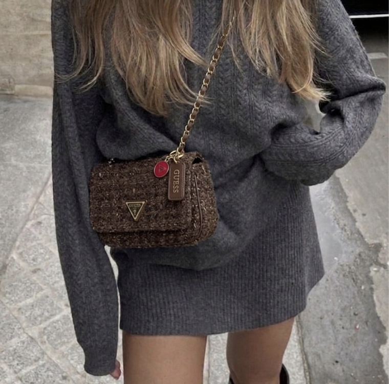Guess brown charm çanta