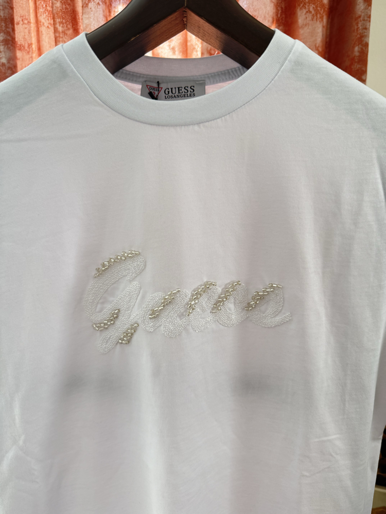 Guess Beyaz Boncuk Nakışlı Tişört 