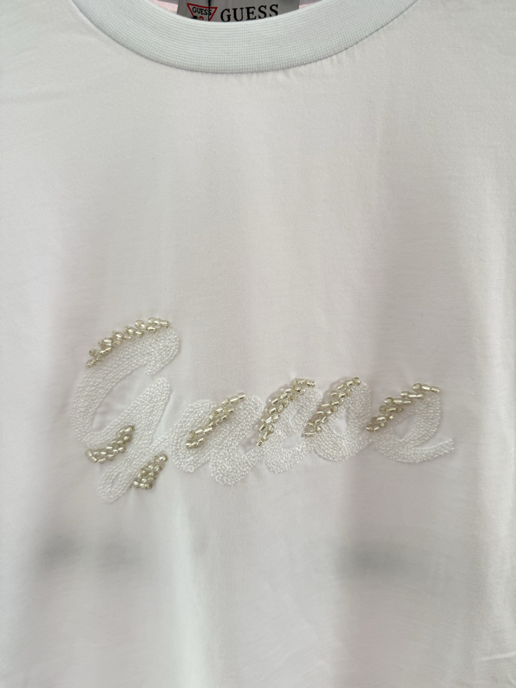 Guess Beyaz Boncuk Nakışlı Tişört 