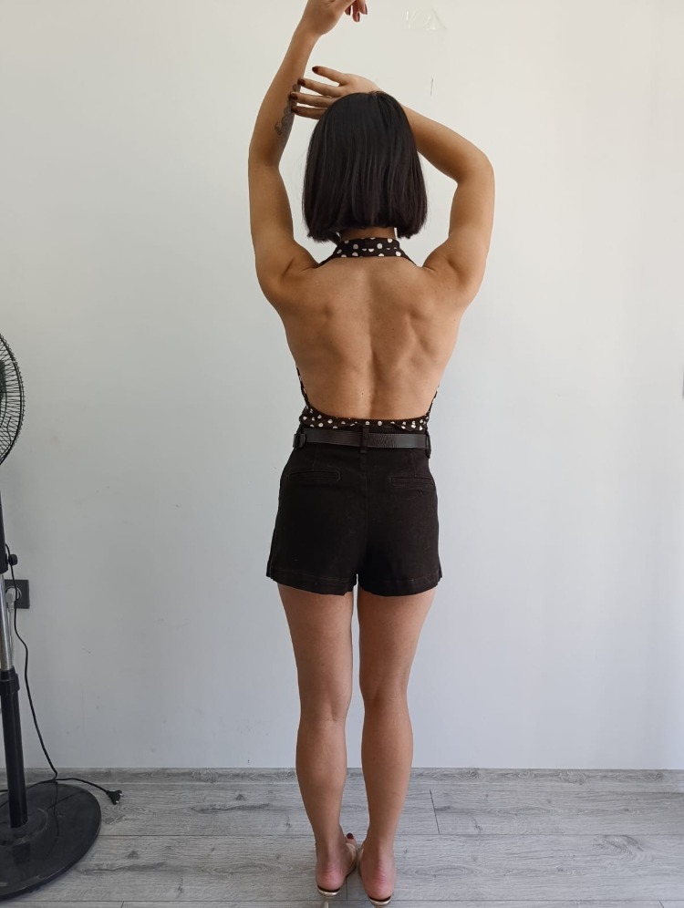 Sırt Dekolteli Boyundan Geçmeli Puantiyeli Body