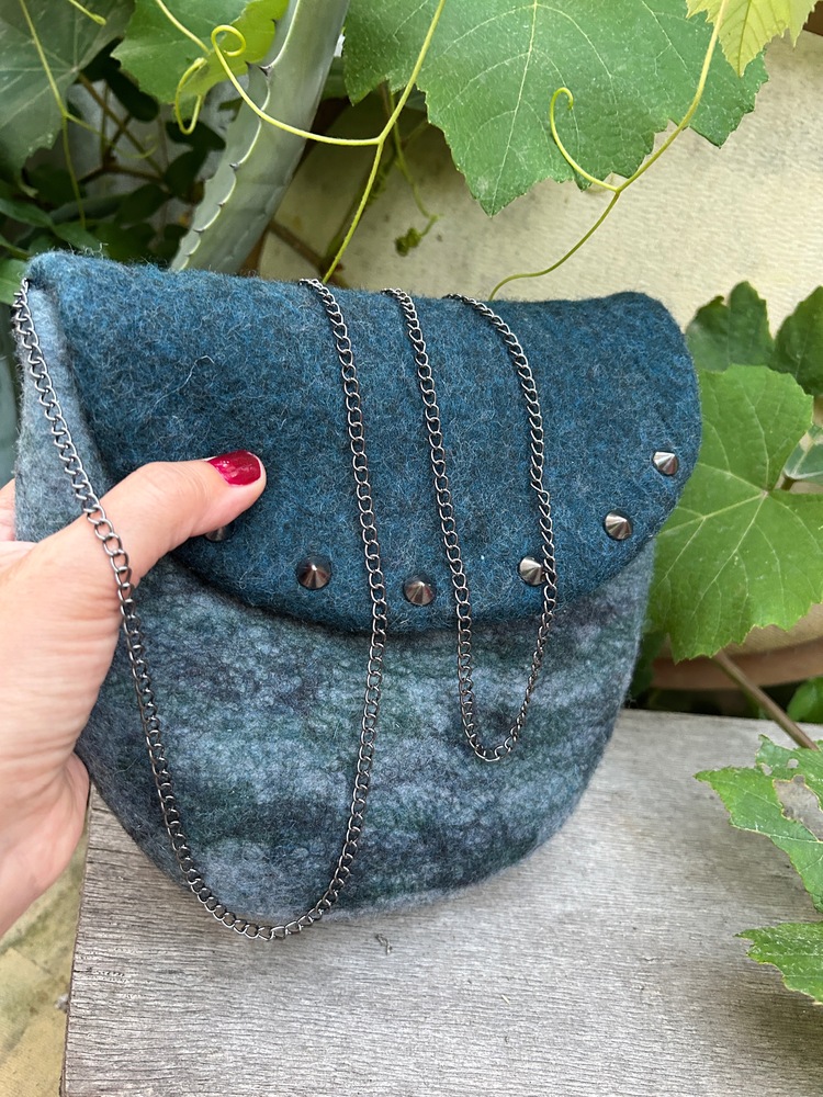 Metal Detaylı Keçe Clutch Çanta