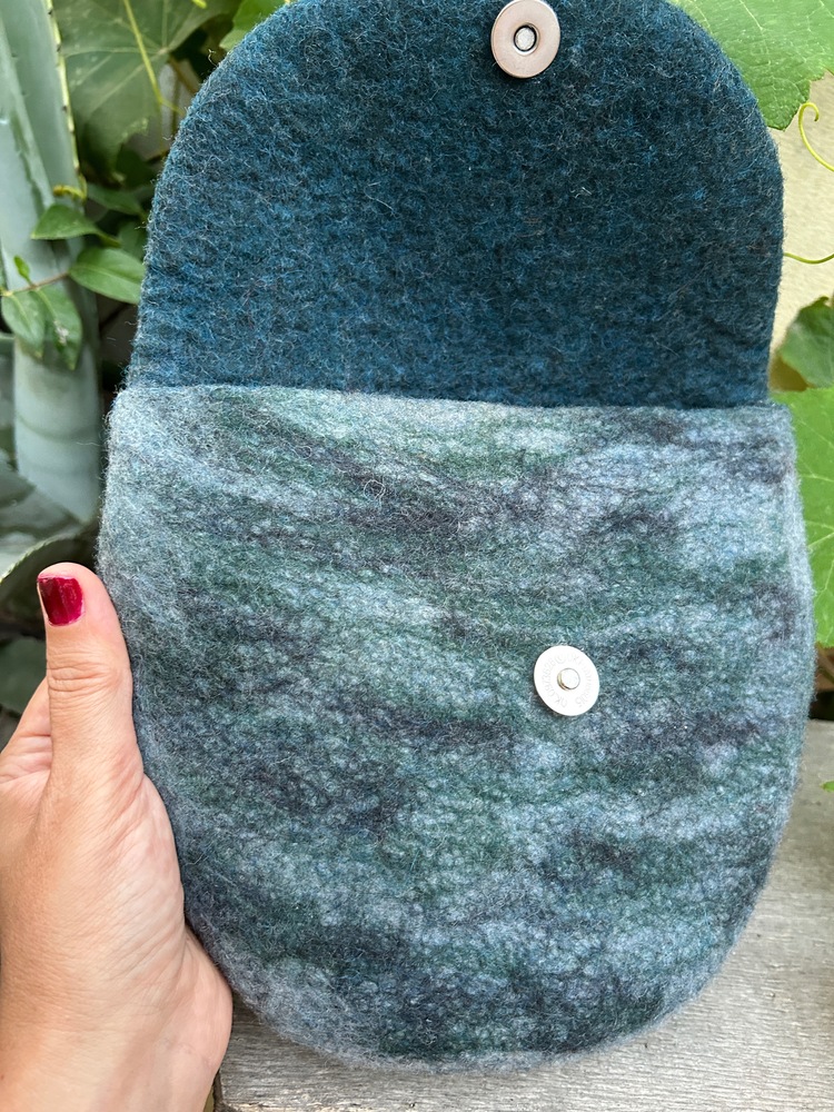 Metal Detaylı Keçe Clutch Çanta