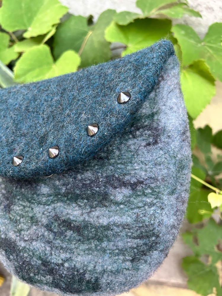Metal Detaylı Keçe Clutch Çanta
