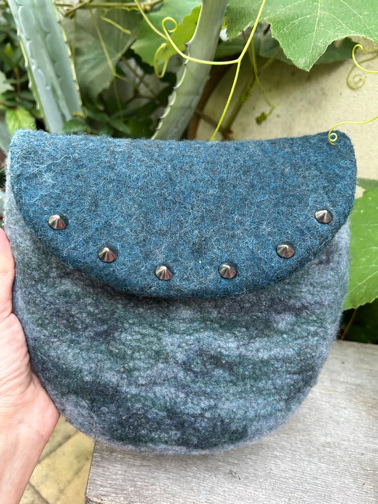 Metal Detaylı Keçe Clutch Çanta
